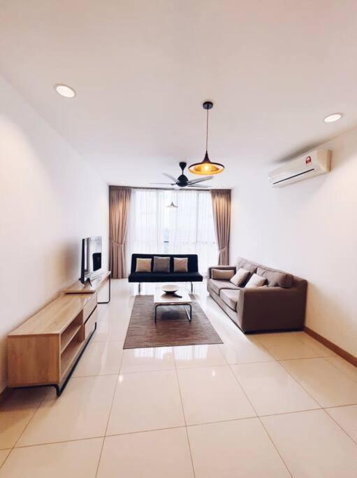 Promoconnected Train 2 Bedrooms - Above Mall Apartment