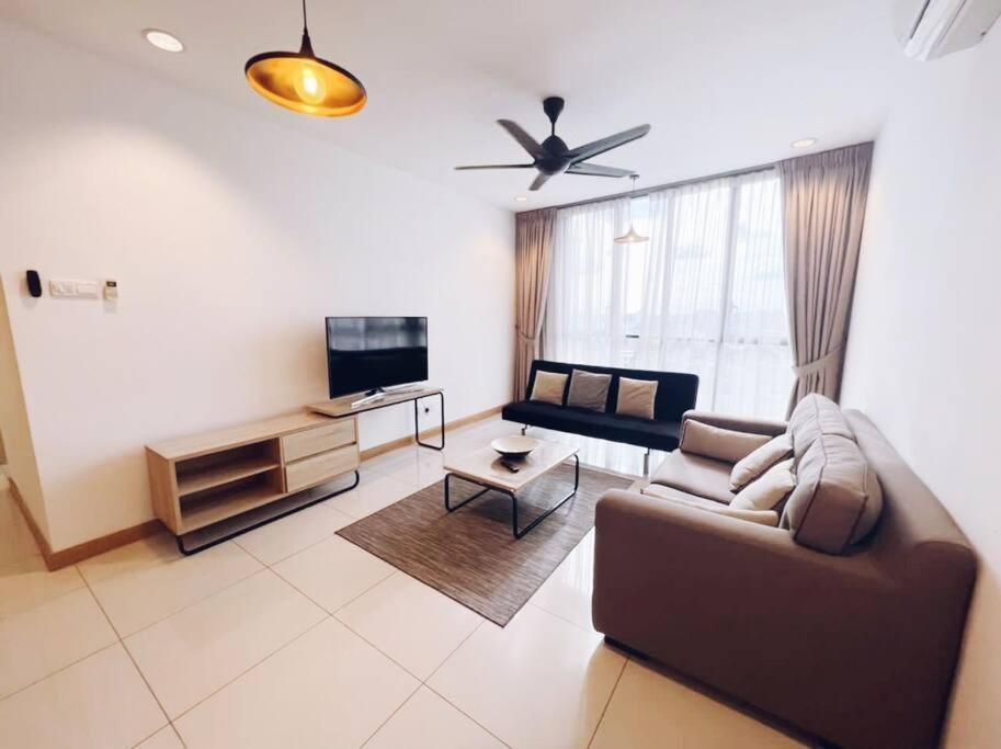 Promoconnected Train 2 Bedrooms - Above Mall Apartment *