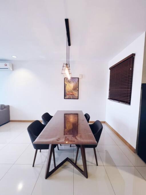 Promoconnected Train 2 Bedrooms - Above Mall Apartment