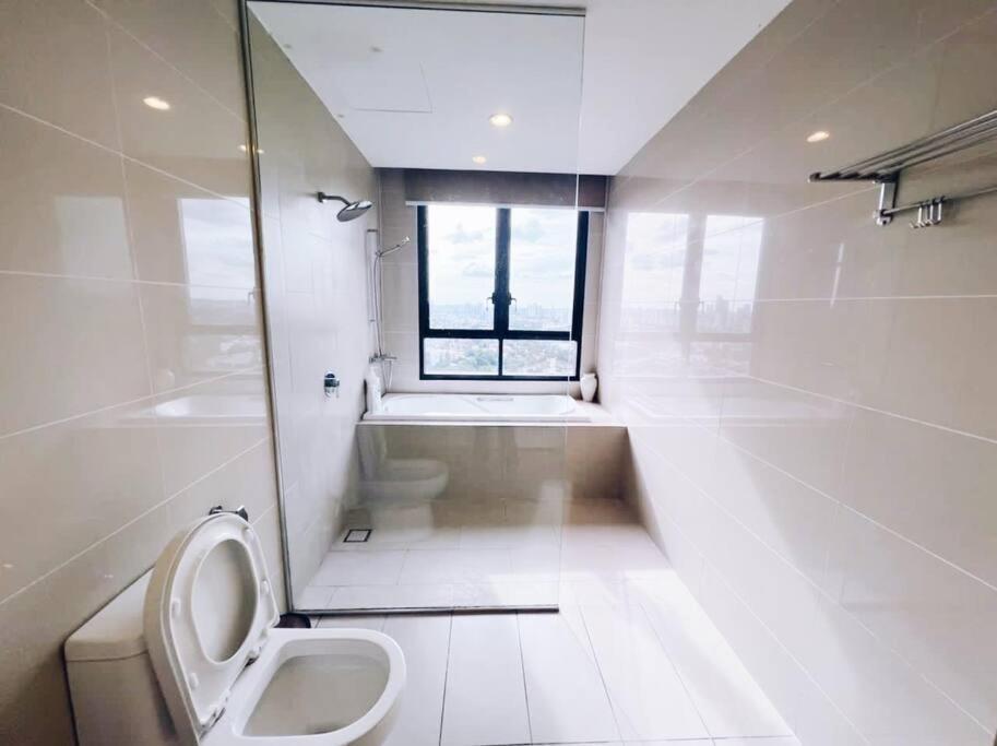 Promoconnected Train 2 Bedrooms - Above Mall Apartment